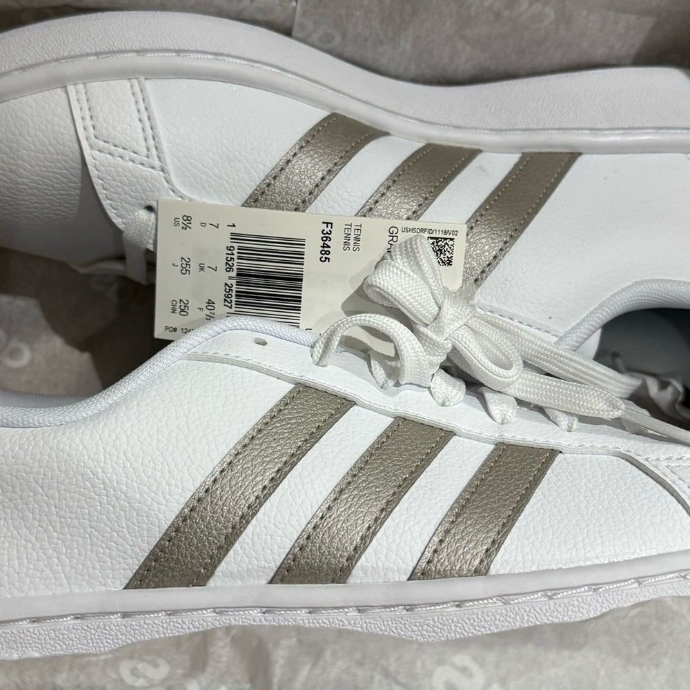 Adidas - UNISEX Grand Court Tennis Shoes (M7/W8.5) Color: White/Platinum